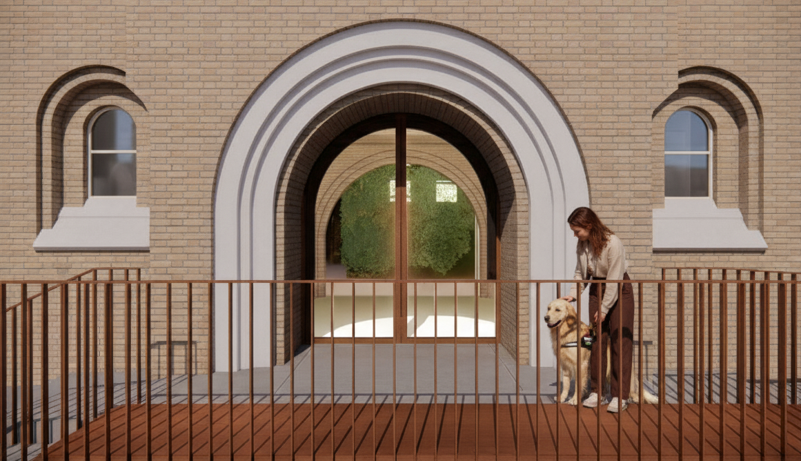 Glazen boogdeur met zicht op de groene binnentuin — de transparante inkom van de ZorgToren